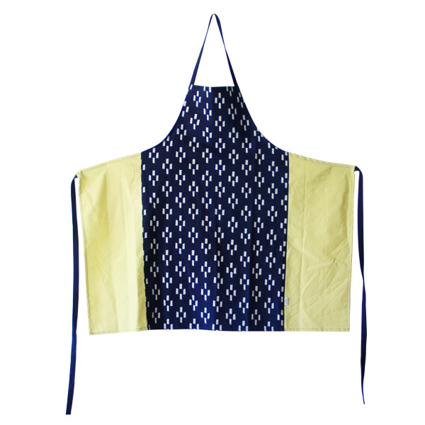 あいぞめ処 桜井紺屋の藍染めの継ぎエプロン。継ぎエプロンは切り替えしがポイントで様々な年代にもフィットします。