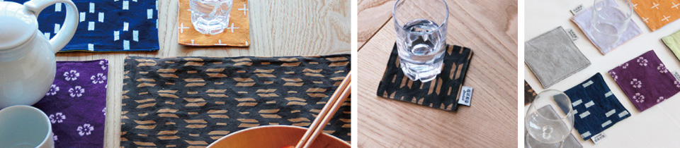 両おもてプレートマットとコースター。表裏で違う染め布を張り合わせ、シーンや気分によってどちらでも使えるリバーシブルタイプです。